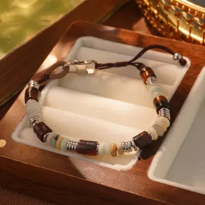 Vista detallada de la pulsera unisex de acero titanio con cuentas mixtas y cordón