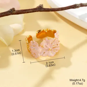 Détail d'une bague ouverte fleur en émail rose avec dimensions indiquées