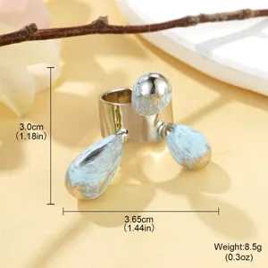 Vue détaillée d'une bague ouverte argentée avec perles bleues et dimensions