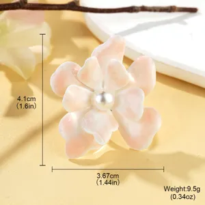 Vue détaillée d'une bague fleur marbrée rose avec perle et dimensions précises