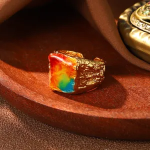 Makroansicht eines Emaille-Rings im Van-Gogh-Stil mit goldener Hammerschlag-Textur.