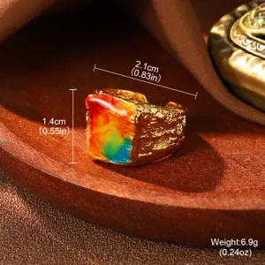 Detaillierte Makroaufnahme eines farbenfrohen Emaille-Rings im Van-Gogh-Stil