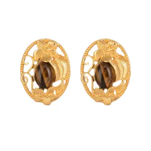 Boucles d'oreilles fleuries vintage dorées avec centre en pierre œil-de-tigre polie