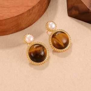 Exquisite Vintage-Ohrringe mit Tigeraugenstein und Perlenakzenten in Goldfassung