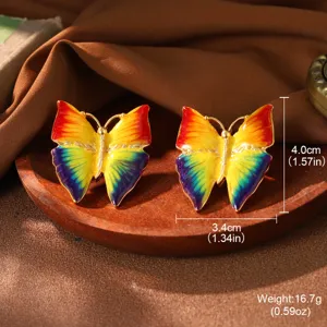 Detailansicht farbenfroher Emaille-Schmetterlingsohrringe mit Ölmalerei-Verlaufseffekt.