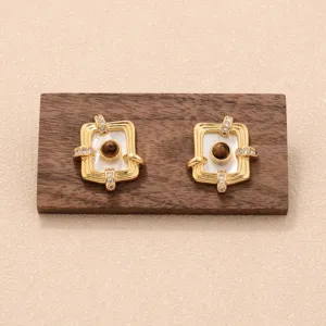 Vue détaillée de boucles d'oreilles carrées vintage avec pierre œil-de-tigre brune