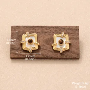 Boucles d'oreilles carrées rétro avec œil de tigre brun et monture dorée détaillée