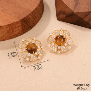 Detalle de los pendientes vintage de ojo de tigre con pétalos incrustados de circón