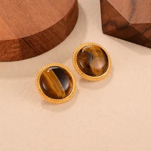 Vue détaillée des boucles d'oreilles vintage en œil de tigre avec monture en corde dorée.