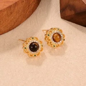 Nahaufnahme goldener Vintage-Ohrstecker mit Tigerauge-Stein im Blumendesign