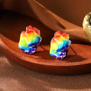 Nahaufnahme von Emaille-Ohrringen mit Regenbogen-Farbverlauf und Ölmalerei-Textur