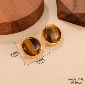Détail macro des boucles d'oreilles œil de tigre vintage avec bord doré et aiguille 925.