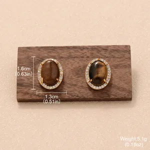 Détail macro de boucles d'oreilles œil de tigre brun montrant les dimensions précises