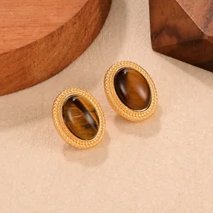 Detailansicht der Retro-Tigerauge-Ohrstecker mit goldenem geflochtenem Rand im Detail