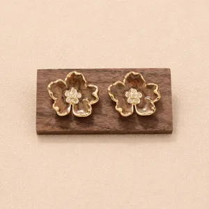 Gros plan détaillé de boucles d'oreilles fleurs marron vintage et cristaux