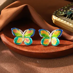 Detailansicht der Schmetterling-Ohrringe mit farbenfrohem Emaille-Ölgemälde-Farbverlauf