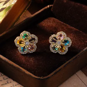 Detailansicht luxuriöser bunter Zirkonia-Blumenohrringe in einer Vintage-Samtschachtel.