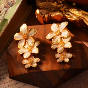Nahaufnahme der eleganten französischen Ohrstecker mit weißen Emaille-Blumen-Details