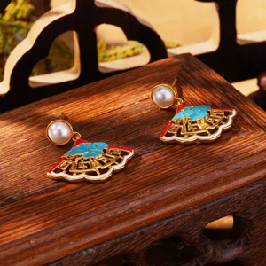 Vue détaillée de boucles d'oreilles chinoises en émail en forme d'éventail avec perles blanches