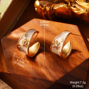Detailansicht der weißen Emaille-Blumen-C-Ohrringe mit Vintage-Gold-Metall-Textur
