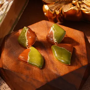 Detaillierte Nahaufnahme von Vintage-Emaille-Ohrringen in Olivegrün und Braun