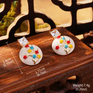 Vue détaillée des boucles d'oreilles en émail chinois avec dimensions et poids