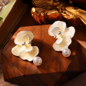 Detailansicht eleganter französischer Ohrringe mit weißen Emaille-Blumen und Perle