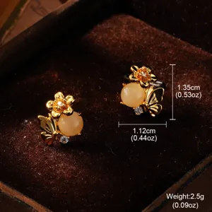Makro-Detailaufnahme eleganter goldener Blumen-Schmetterling-Ohrringe mit Maßen