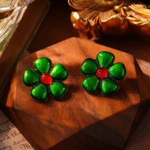 Nahaufnahme von grünen Emaille-Blumenohrringen mit roter Perle im Vintage-Stil