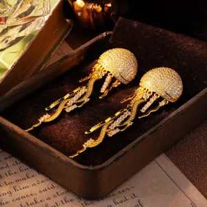 Nahaufnahme goldener Quallen-Ohrringe mit funkelndem Zirkonia-Besatz für Luxus-Stil