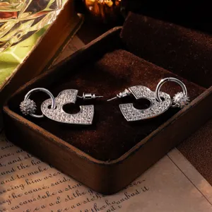 Detailansicht von silbernen Vintage-Ohrringen mit funkelnden Zirkonia-Steinen