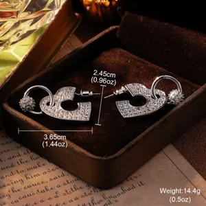 Detailansicht luxuriöser geometrischer Zirkon-Ohrringe mit Maß- und Gewichtsangaben.