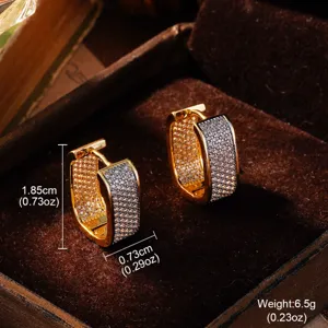 Detailansicht luxuriöser goldener geometrischer Creolen mit vollem Zirkonia-Besatz