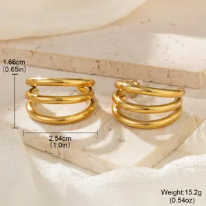 Detailansicht goldfarbene dreilagige Edelstahl-Ohrstecker mit Maßangaben.