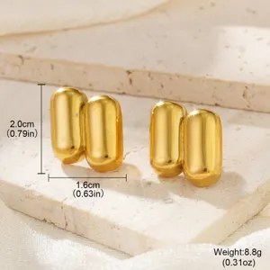 Detailansicht minimalistischer goldener Kapsel-Ohrstecker aus Edelstahl mit Maßangaben