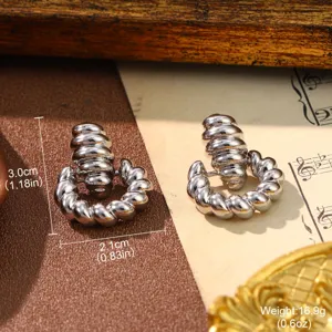 Detailed macro view of vintage silver chunky ribbed C-shaped earrings with dimensions and weight