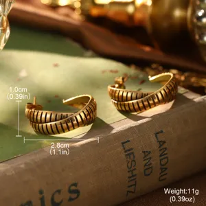 Vue détaillée de boucles d'oreilles vintage dorées rainurées, largeur 2,8cm, poids 11g.