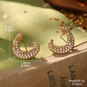 Gros plan sur des boucles d'oreilles croissant de lune en or vintage serties