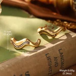 Vue détaillée des boucles d'oreilles vagues vintage dorées avec pierres et poids