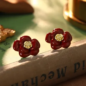 Makro-Detailansicht der eleganten roten Tropföl-Blumenohrringe im französischen Vintage-Stil.