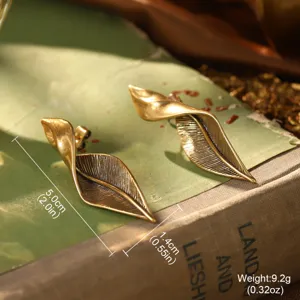 Vue détaillée des boucles d'oreilles feuille d'or vintage avec dimensions et poids