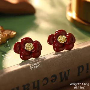 Detailansicht der roten Vintage-Rosenohrringe mit genauen Größenangaben in cm und Zoll