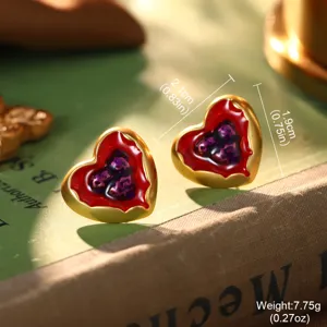 Nahaufnahme von Vintage-Herz-Emaille-Ohrringen mit Größen- und Gewichtsangaben
