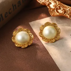 Vue détaillée des boucles d'oreilles perles en fleur dorée style vintage chic
