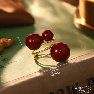 Makro-Detail eines roten Triple-Bead-Rings im Vintage-Stil mit goldenem verstellbarem Band