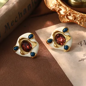 Vue détaillée des boucles d'oreilles vintage avec pierre rouge et métal doré