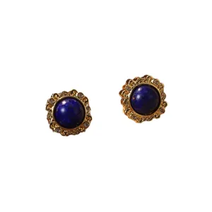 Élégantes boucles d'oreilles vintage dorées avec cabochon bleu et monture fleurie en cristal
