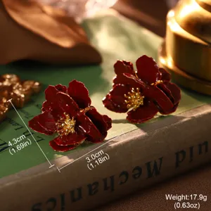 Detailansicht alter dunkelroter Blumenohrringe mit Maßen 4,3 cm Höhe und 3,0 cm Breite