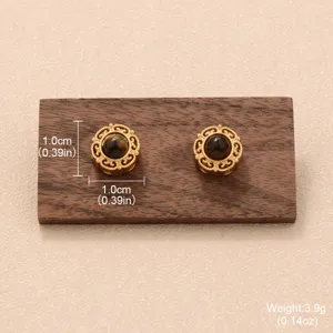 Détail de boucles d'oreilles œil de tigre vintage, taille 1cm et poids 3.9g indiqués
