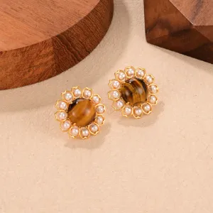 Vista detallada de pendientes de flor vintage con ojo de tigre y perlas finas